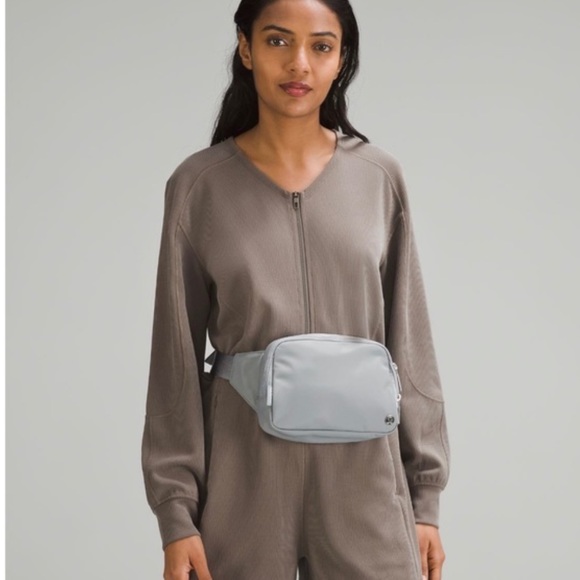 Lululemon Everywhere Belt Bag Large 2L- Rhino Grey - Picture 3 of 8